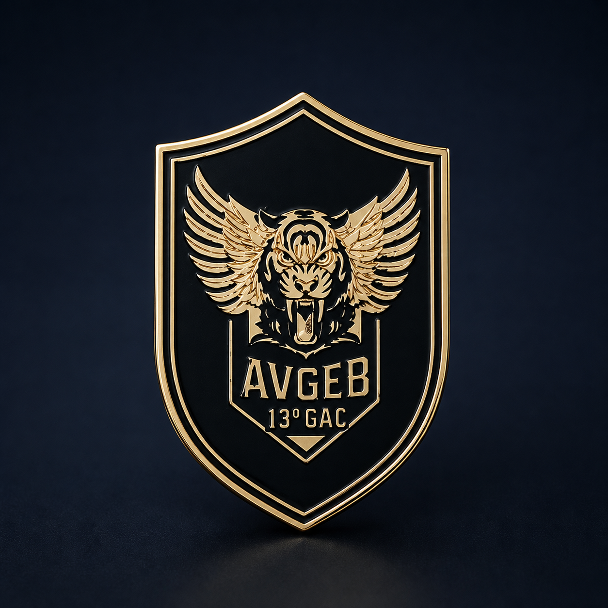 Imagem gerada de um distintivo personalizado preto e dourado com escudo, tigre alado e as inscrições AVGEB e 13º GAC